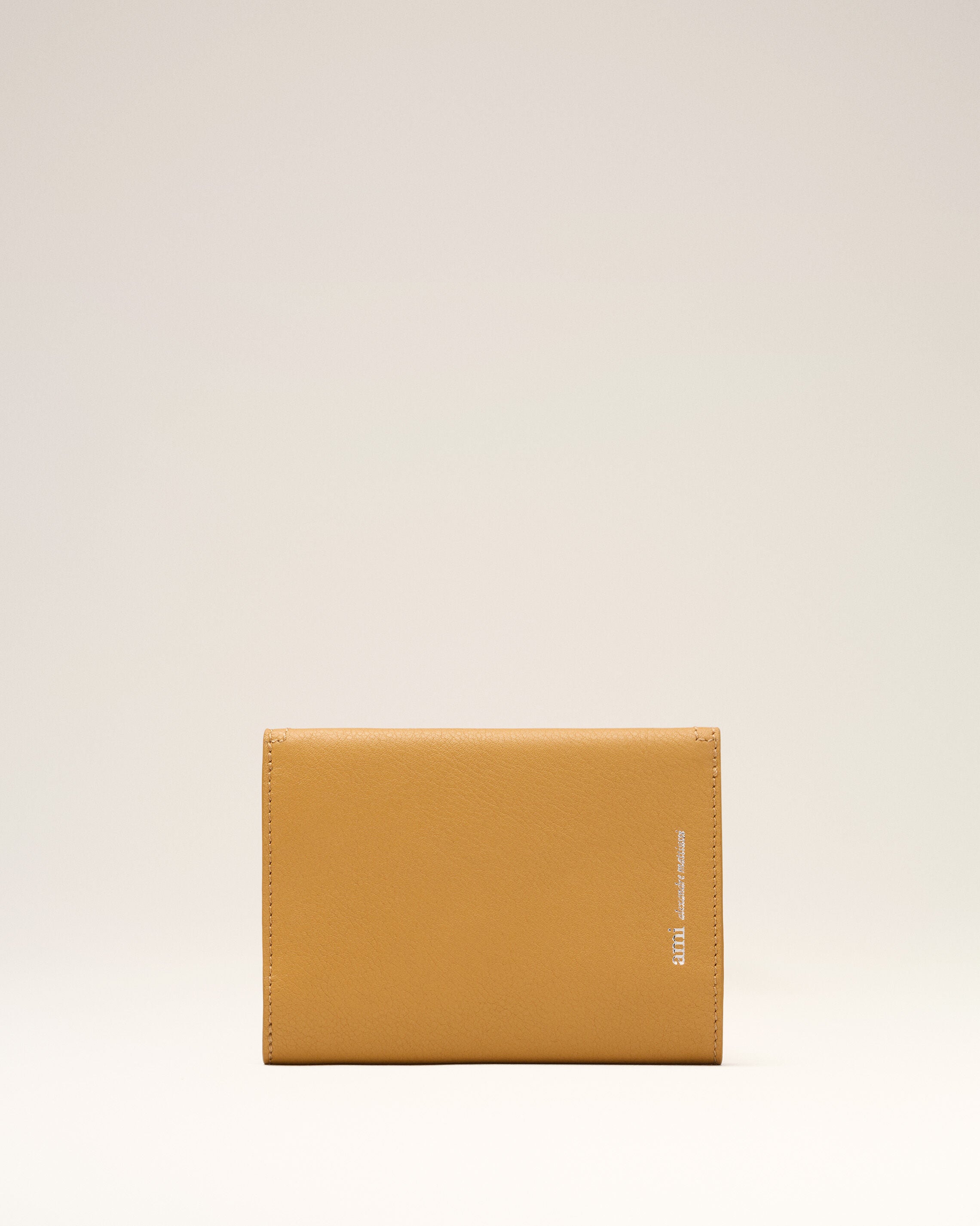 Portapasaporte tipo sobre HONEY de cuero Taurillon amarillo | Ami Paris