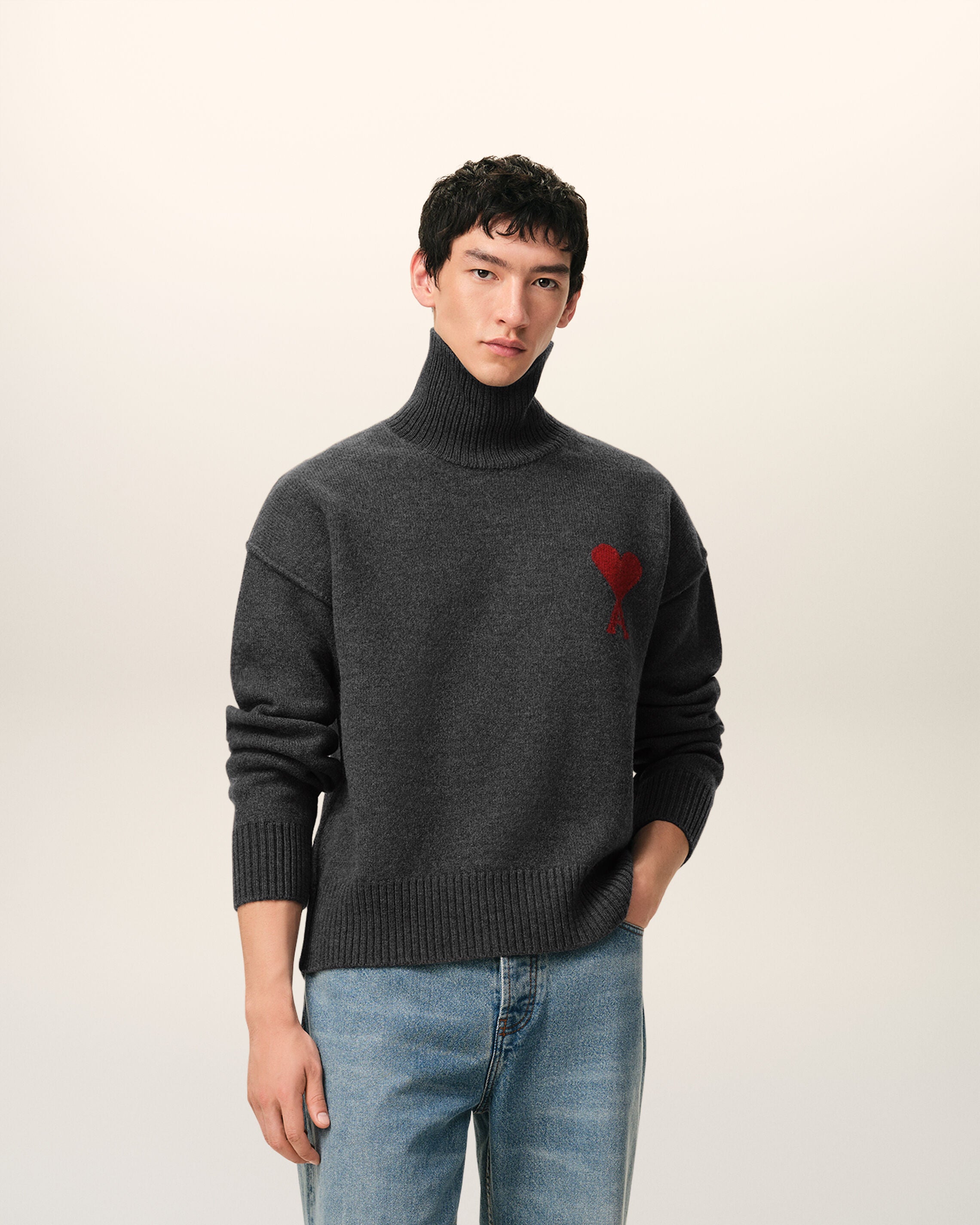 Sweater de lana gris claro/rojo con cuello tipo embudo y tejido de lana merina feltada | AMI PARIS