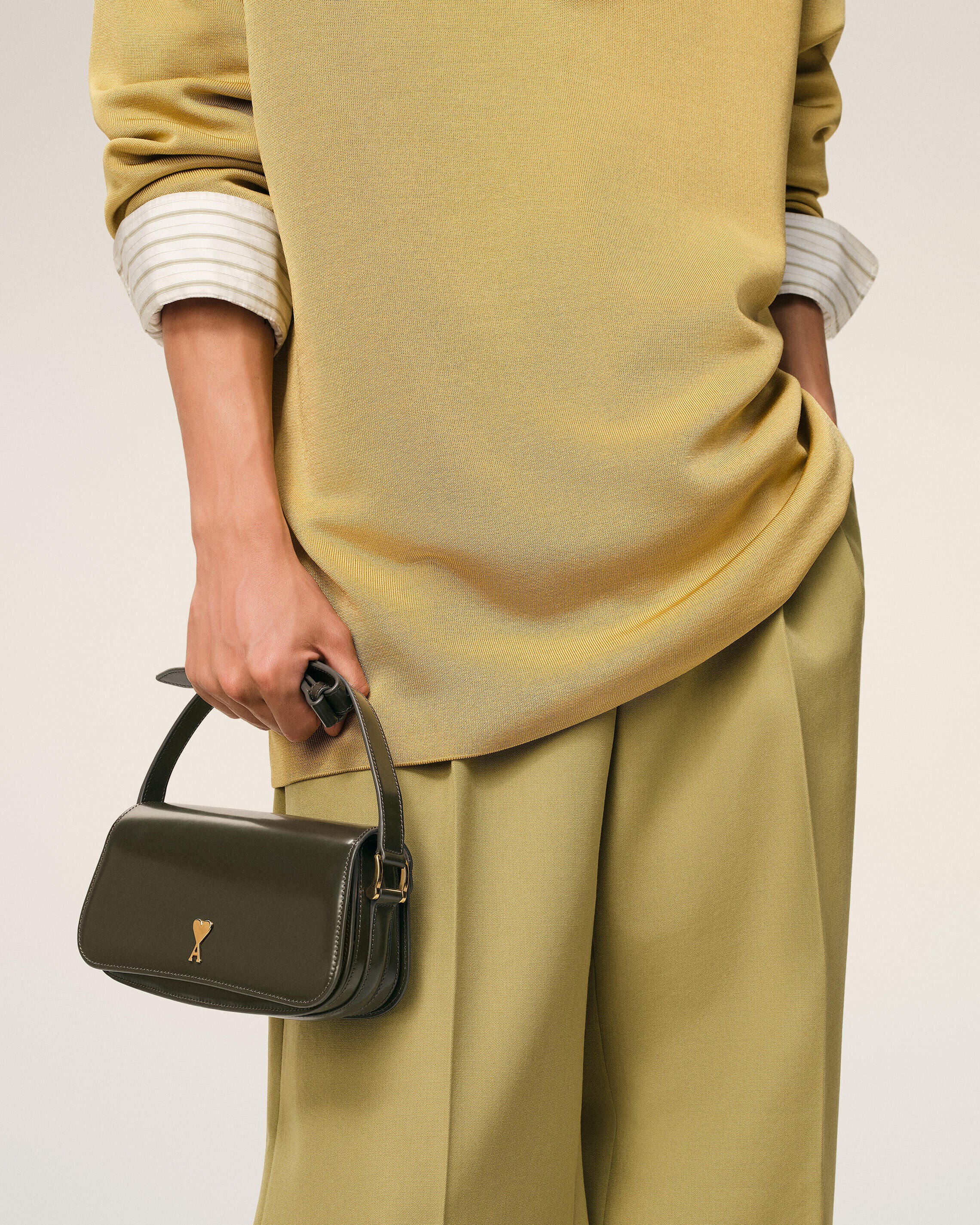 Bolso de hombro en cuero verde oscuro khaki | Ami Paris