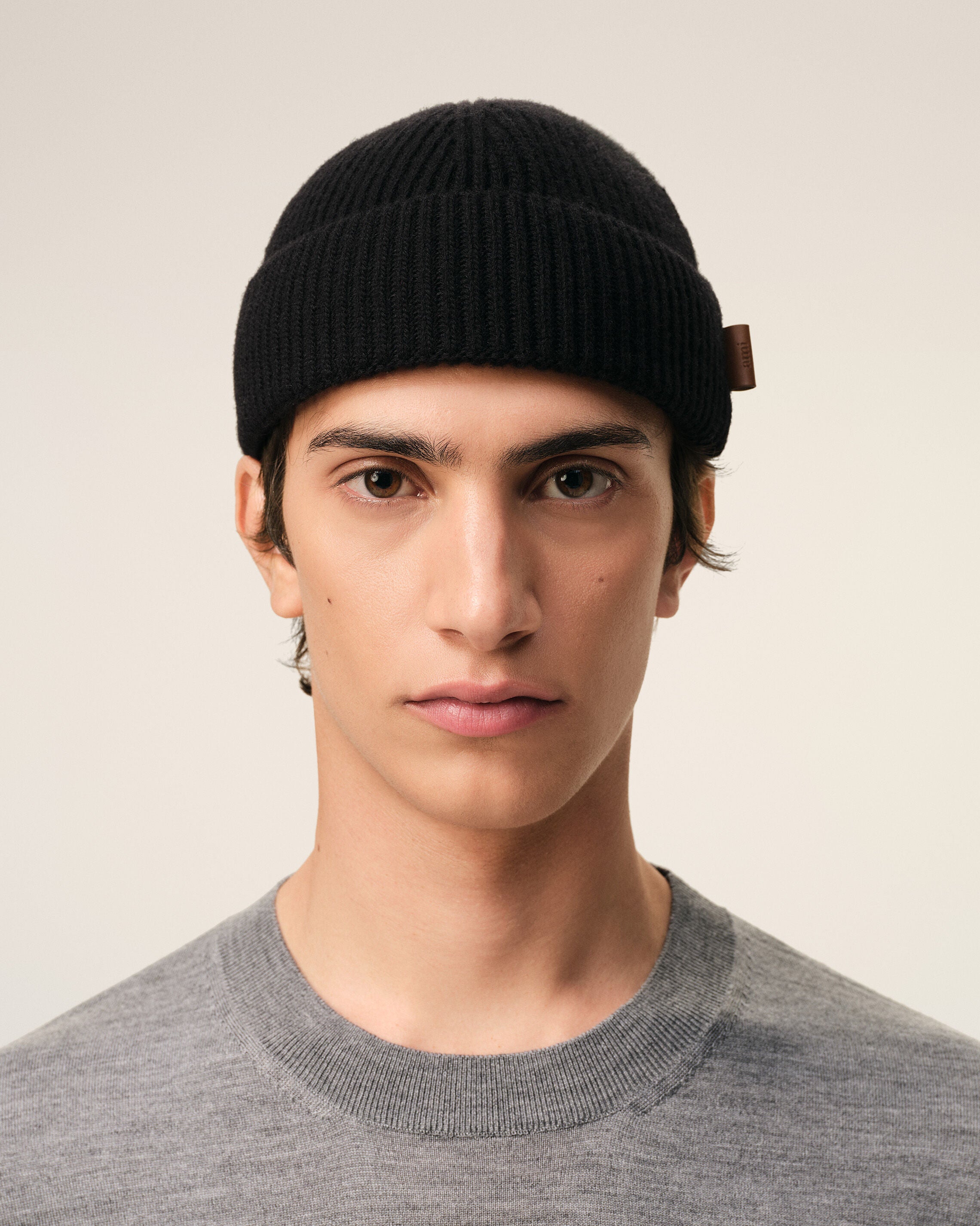 GORRO DE LANA NEGRO BLACK AMI CUERO ETIQUETA | Ami Paris
