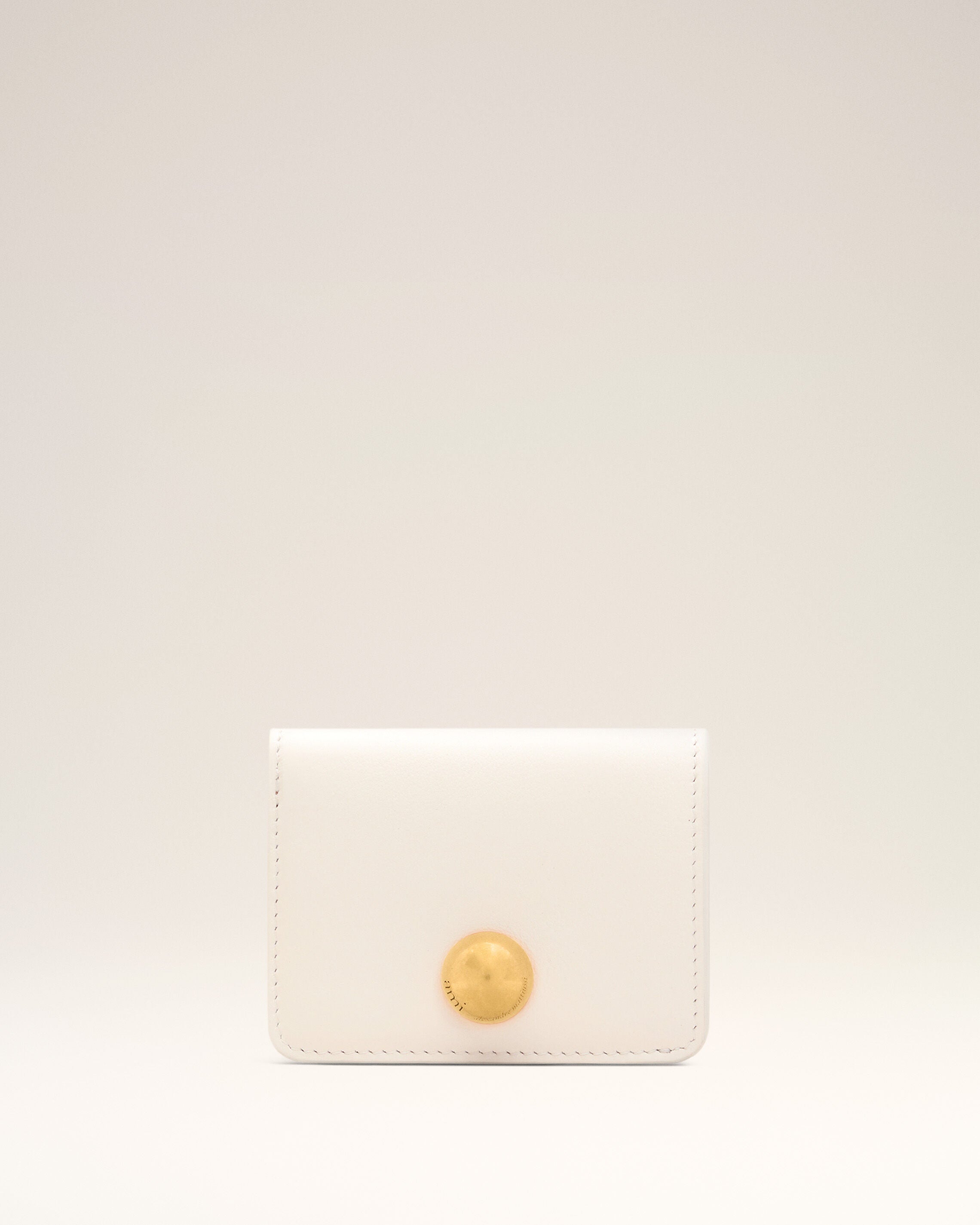 BILLETERA DOBLADA DE CUERO DE VACA BLANCO CREMA | Ami Paris