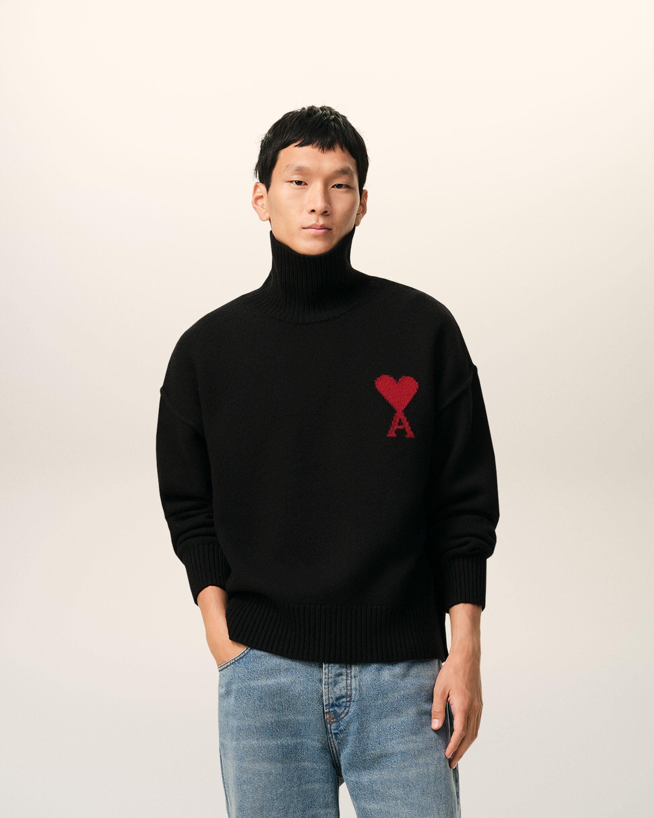 SWEATER DE LANA NEGRA/ROJA AMI DE COEUR CON CUELLO EN FUNDA | AMI PARIS