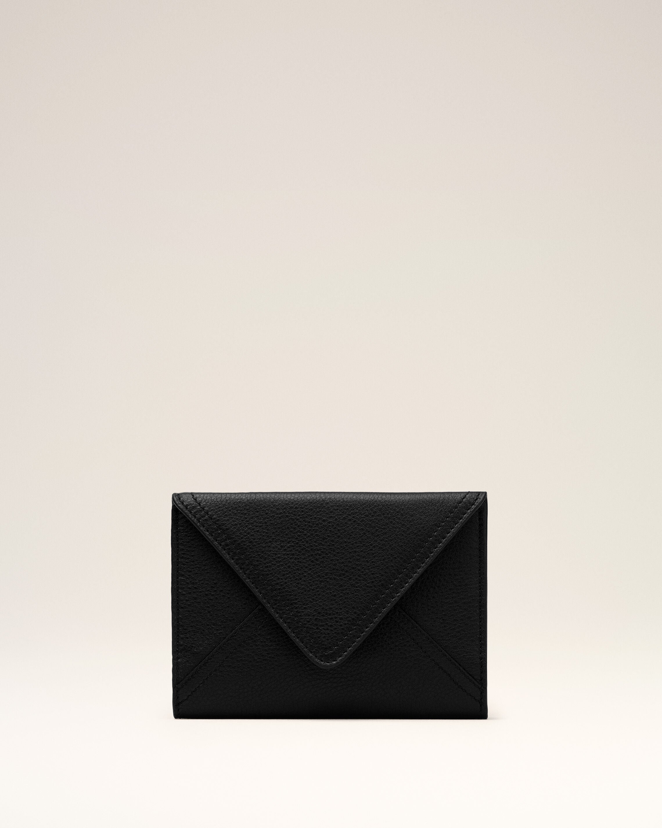 PORTA PASAPORTE ENVELOPE ETIENNE EN CUERO TAURILLON NEGRO BLACK | AMI PARIS