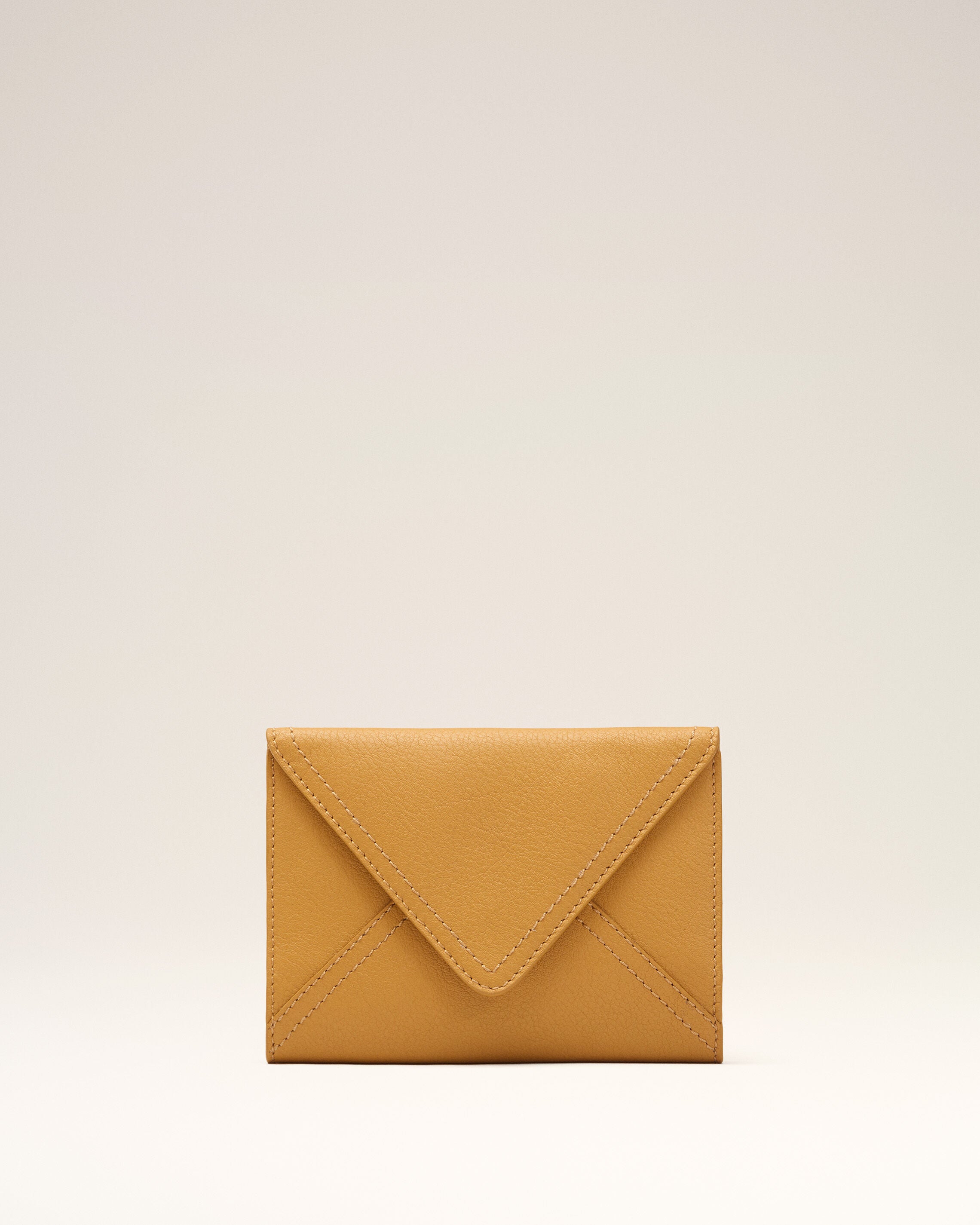 Portapasaporte tipo sobre HONEY de cuero Taurillon amarillo | Ami Paris