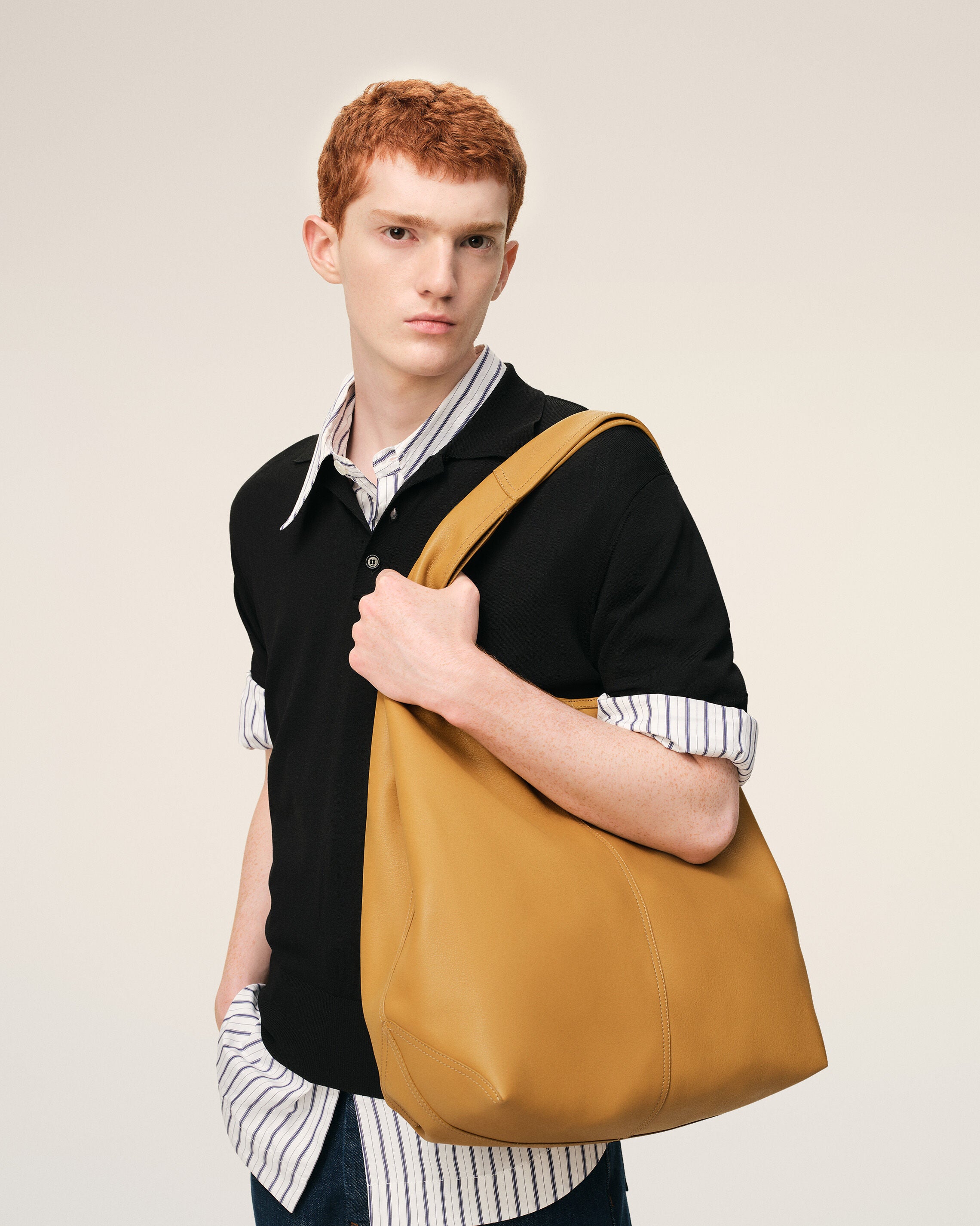 Bolso hobo Etienne de cuero Taurillon amarillo HONEY | Ami Paris