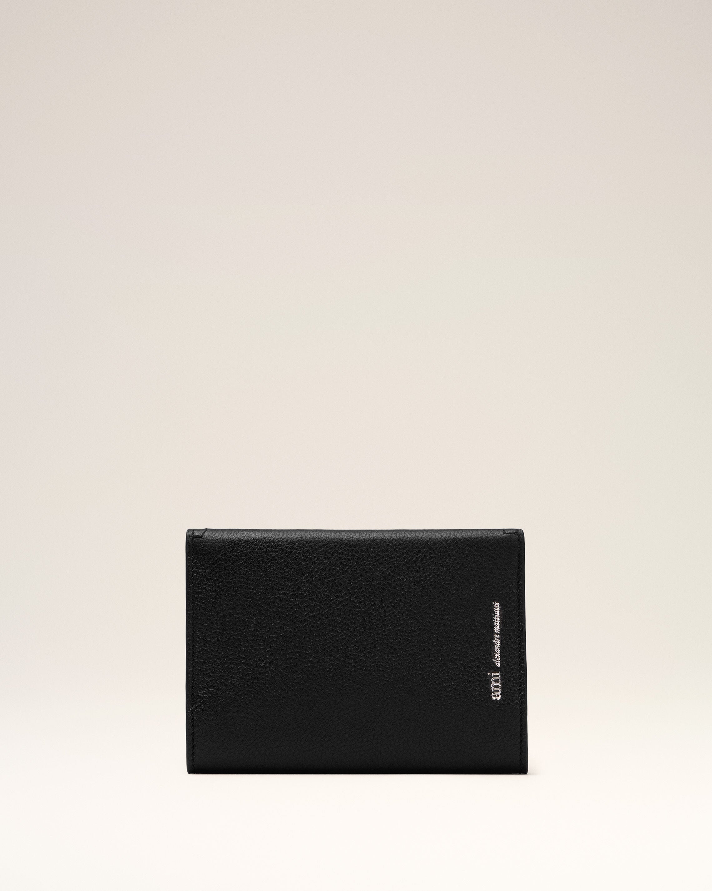 PORTA PASAPORTE ENVELOPE ETIENNE EN CUERO TAURILLON NEGRO BLACK | AMI PARIS