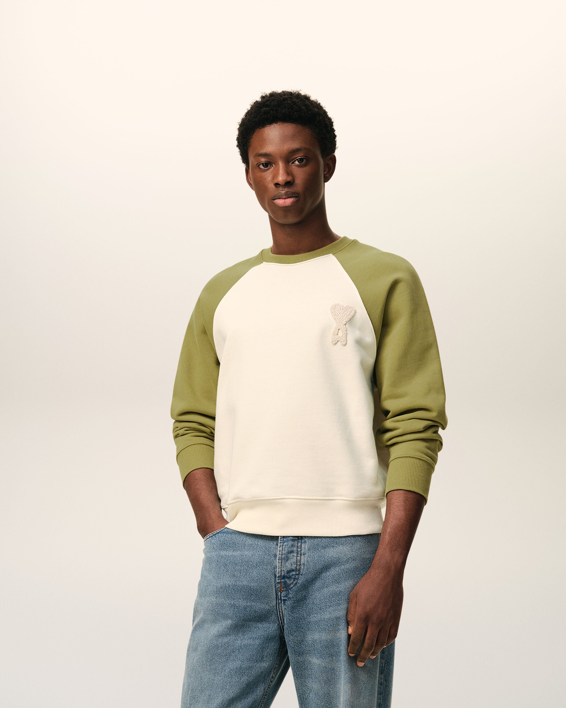 SUDADERA DE ALGODÓN BLANCO Y VERDE TEJIDA EN GOMA BLANCA/VERDE CON DISEÑO AMI DE COEUR | Ami Paris