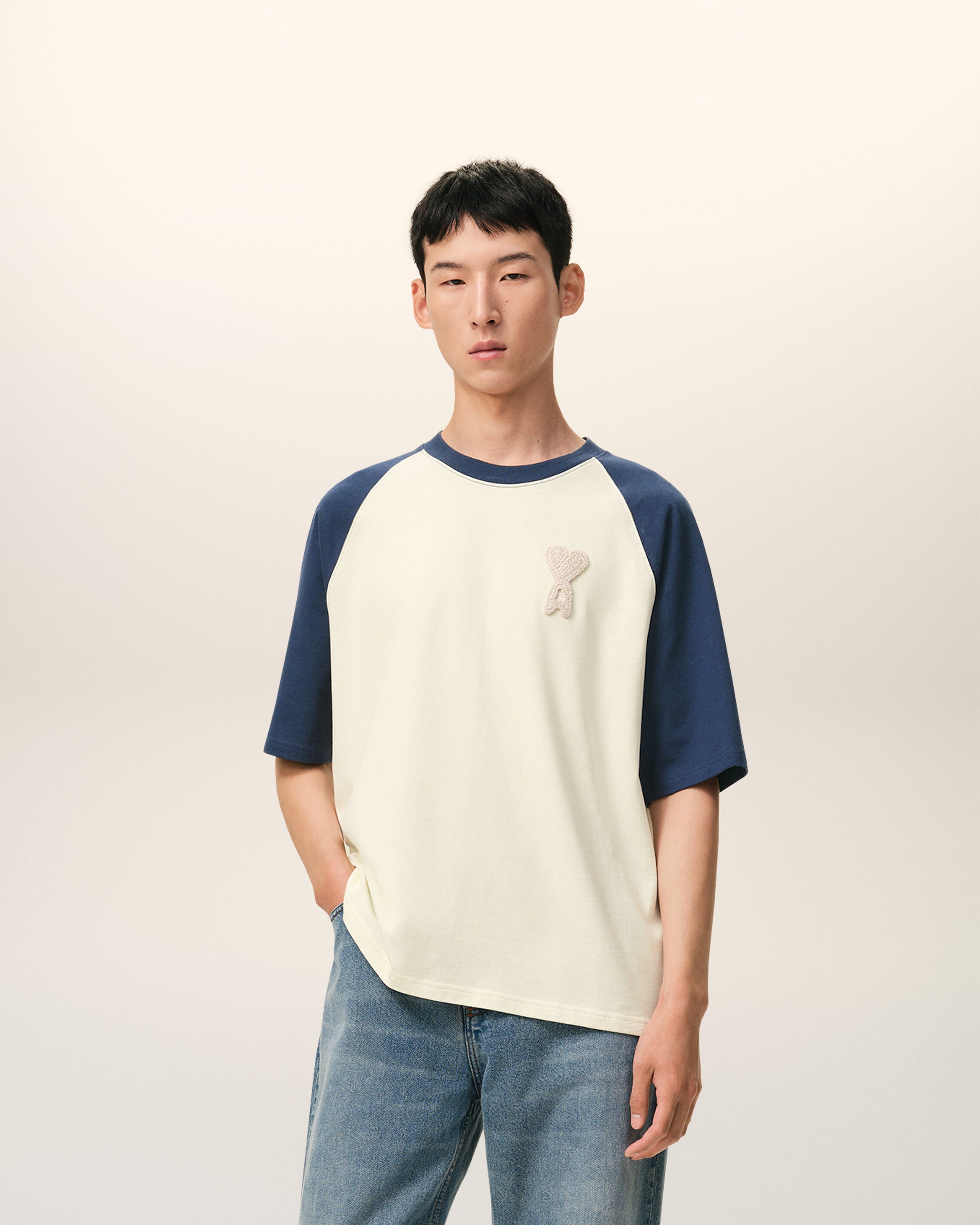 CAMISETA DE LANA TEJIDA AMI DE COEUR DE ALGODÓN BLANCO Y AZUL CON PATCH DE CREMA/ENCUADRE BLANCO | Ami Paris