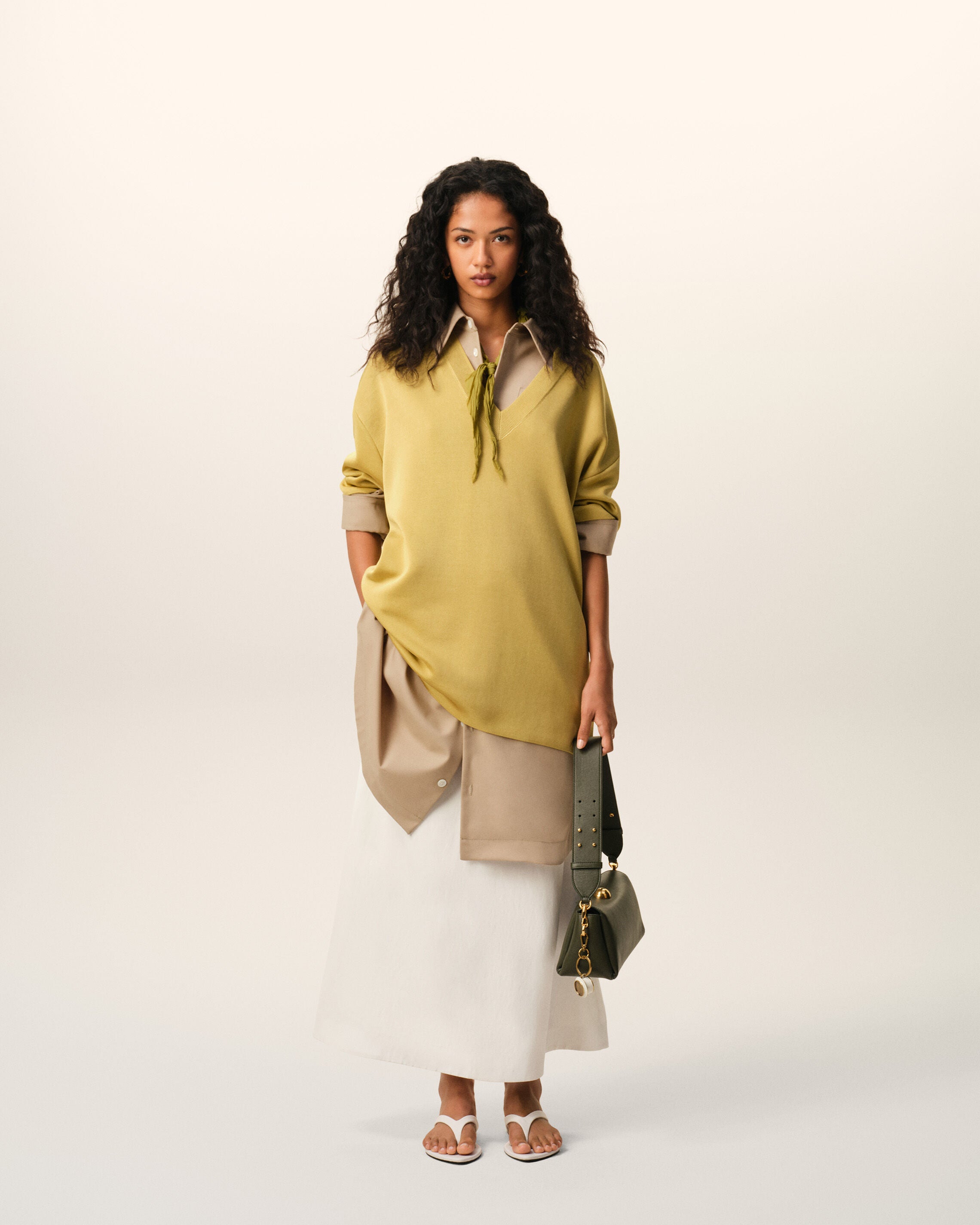 SWEATER AMARILLO PASTEL de Lana con Cuello en V y Mangas Cortas | Ami Paris